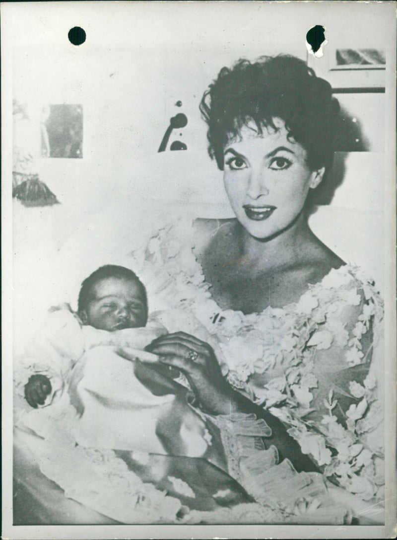 Gina LOLLOBRIGIDA gave birth to a son - Vintage Photograph