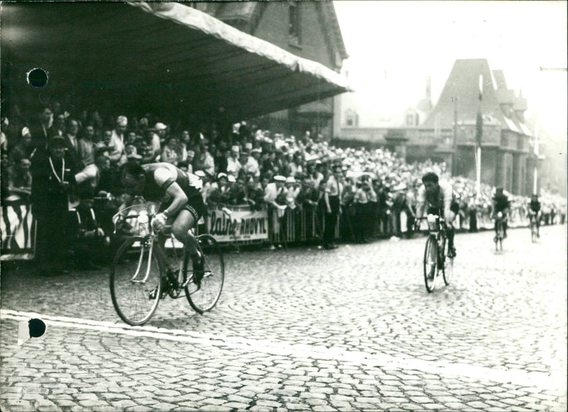 Bauvin winning the 5th stage of the Tour de France 1957. - Vintage Photograph