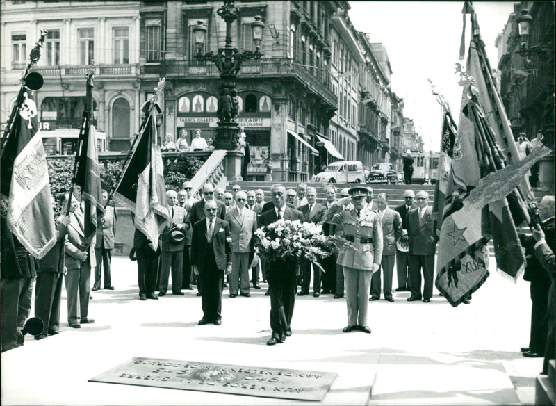 General Van der Meersch at the tomb of the Unknown Soldier. - Vintage Photograph