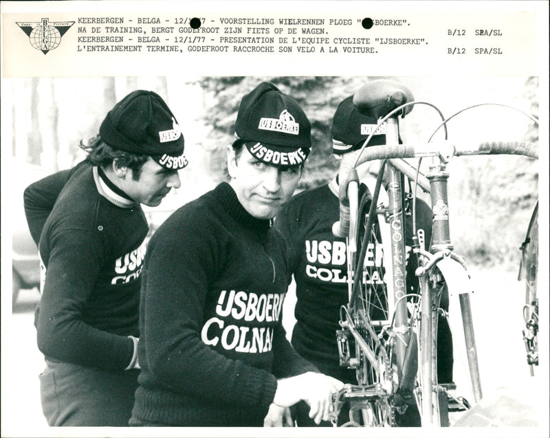 Godefroot mounts his bicycle on the car - Vintage Photograph