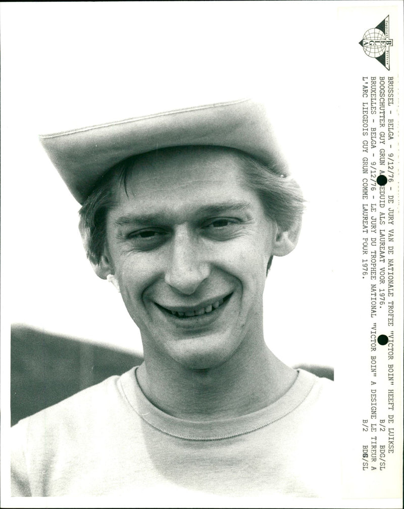 Archer Guy Grun is awarded the laureate for 1976. - Vintage Photograph