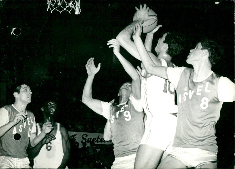 Racing Malines won the quarter-finals of the Europa Cup basketball - Vintage Photograph