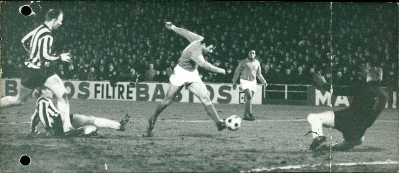 Gallie shoots at the goal in football match Anderlecht vs Lierse - Vintage Photograph