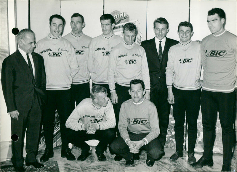 CYCLING - Presentation of the Louviot team. - Vintage Photograph