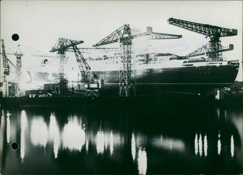 Queen Elizabeth 2 - Vintage Photograph