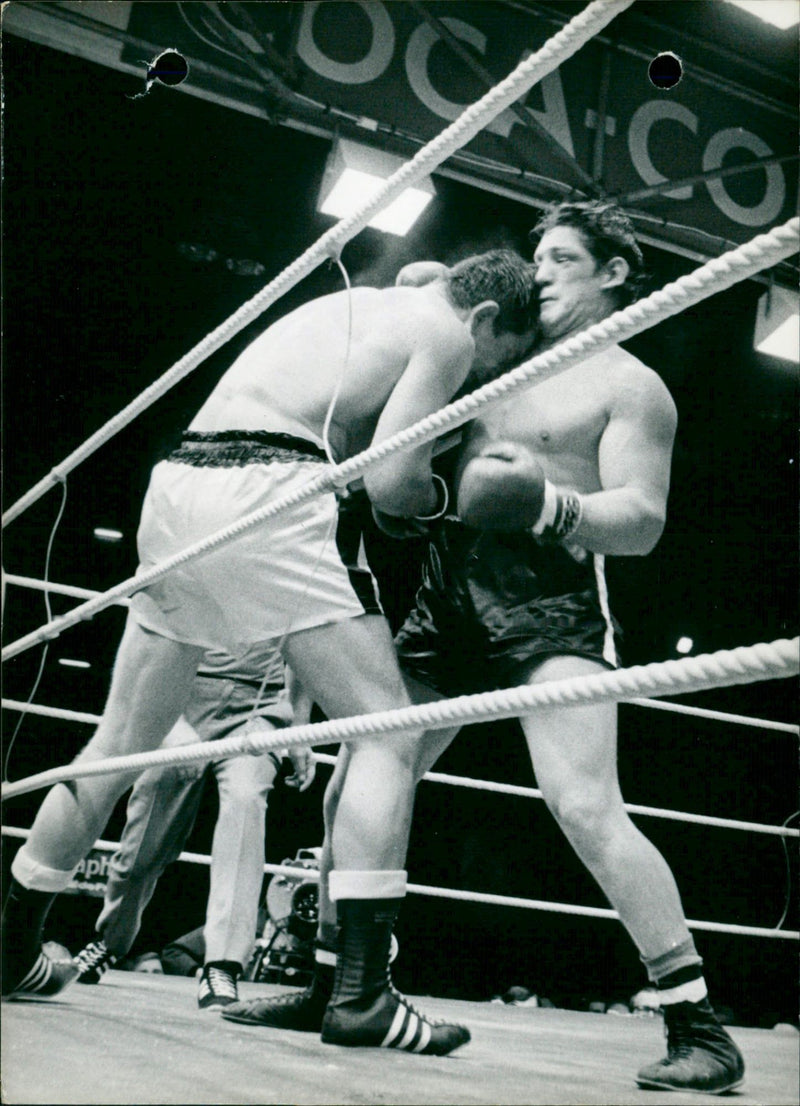 Boxing: Karl Mildenberger vs Oscar Bonavena - Vintage Photograph