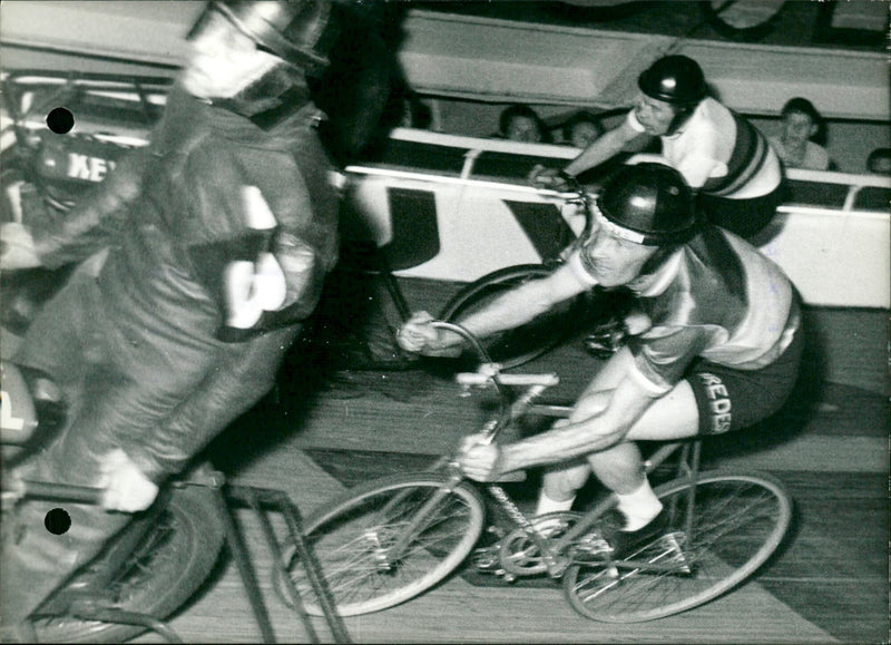 Cycling dual between Jaap Oudkerk and Léo Proost - Vintage Photograph