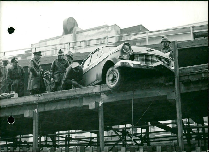 SAMEDI SUREUSEMENT AVEC SEST EINTURE ISEE SUR VIDE PLUS PROVISOIRE - Vintage Photograph