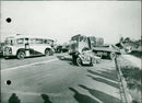 PAR VOITURES DES ILS NOUVEA COLLISION TROIS UNE VEHICUL VOICI MINUTES MALE - Vintage Photograph
