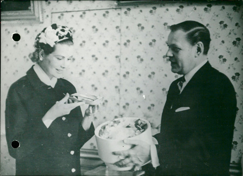 The First “Golden Hat Award” Recipient: Princess Grace of Monaco. - Vintage Photograph