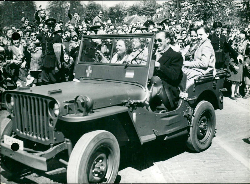 Prince Bernard, Queen Juliana and the 4 princesses - Vintage Photograph