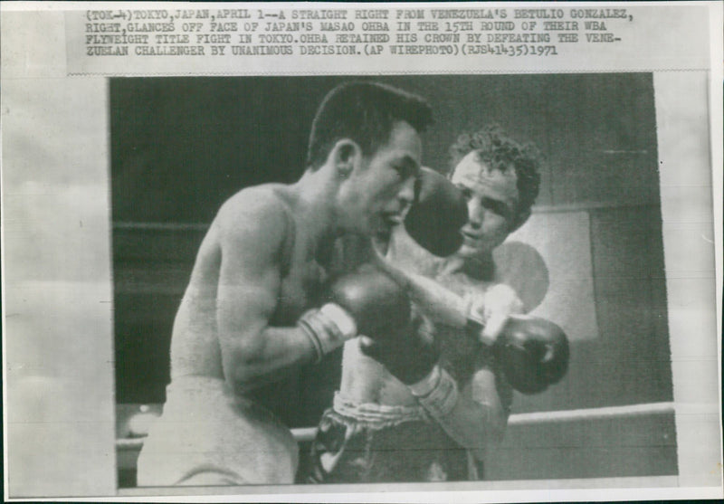 Boxing: Betulio Gonzalez- Masao Ohba - Vintage Photograph