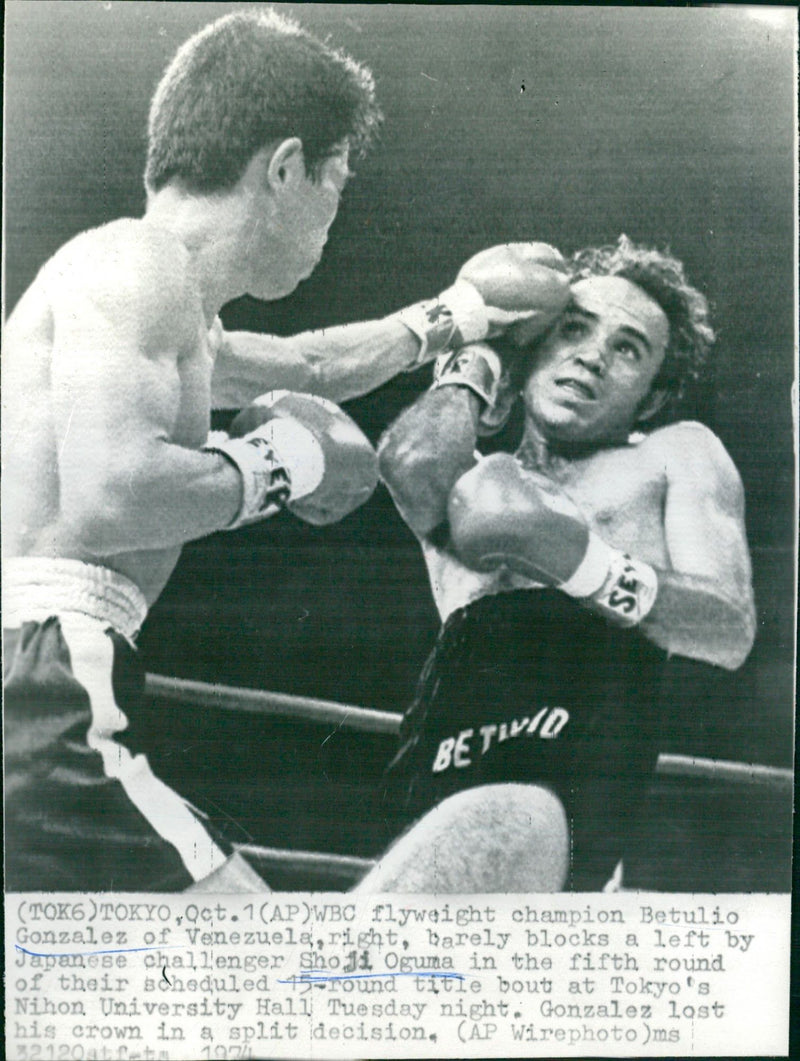 WBC Flyweight boxing: Betulio Gonazales- Shoji Oguma - Vintage Photograph