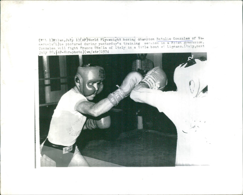 Boxing Flyweight: Betulio Gonzales- Franco Udella - Vintage Photograph
