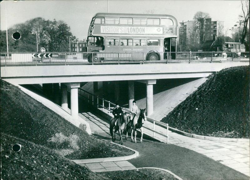 The Council of London thinks of cavaliers - Vintage Photograph