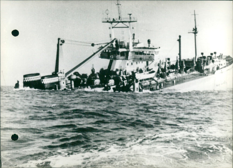 The wreck of the "Antwerpen IV" sea dredge. - Vintage Photograph