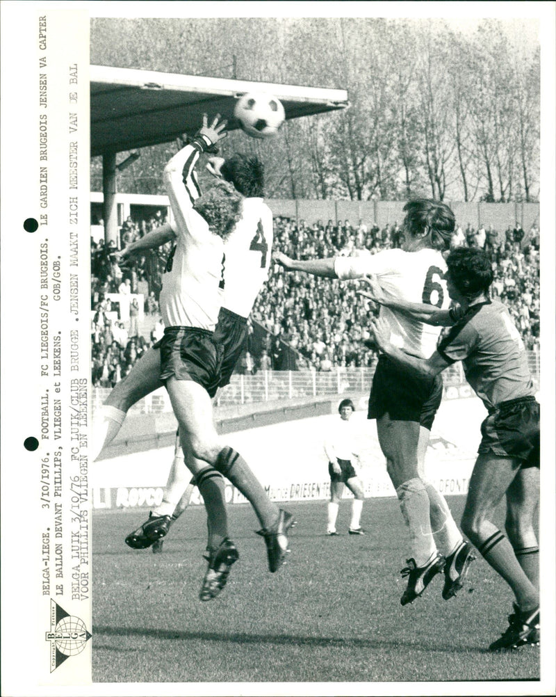 Football match FC Liègeois-Club Brugge, Jensen overpowering the ball. - Vintage Photograph