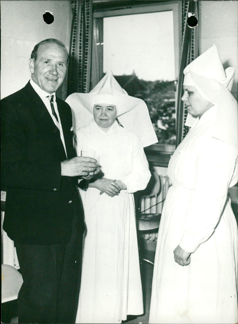 Matt Busby returns to Munich - 1958. - Vintage Photograph