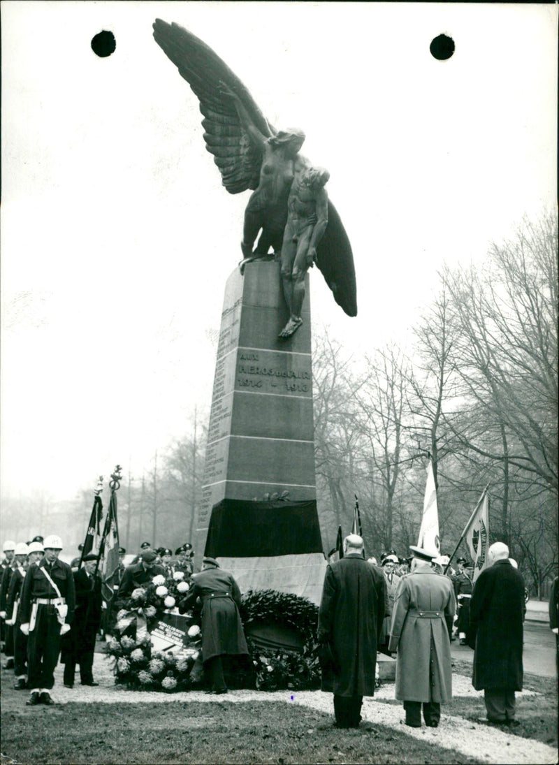 Airmen monument at avenue Franklin Roosevelt - Vintage Photograph