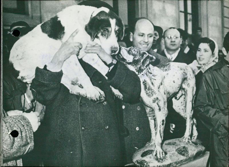 JANVIER LARRET FIDO OKIEN FEAR SAELITE BOMBARDAMONS POSSING SOUS MAIR - Vintage Photograph