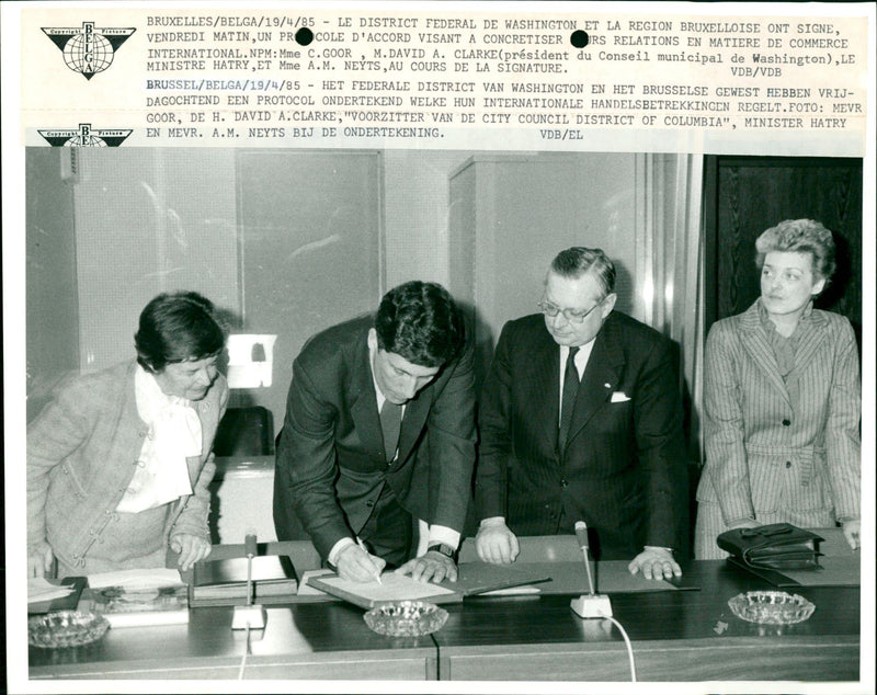 Signature of protocol on international trade relations between Washington and Brussels. - Vintage Photograph
