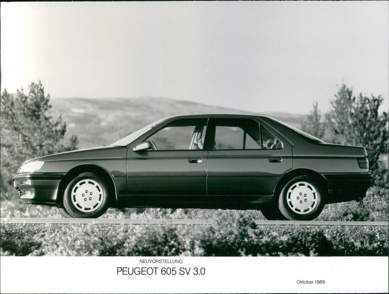 Peugeot 605 SV 3.0 - Vintage Photograph