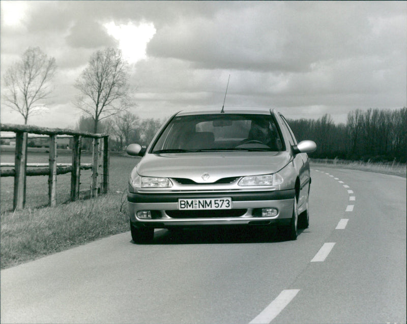 Renault Laguna RXE 2.0 - Vintage Photograph