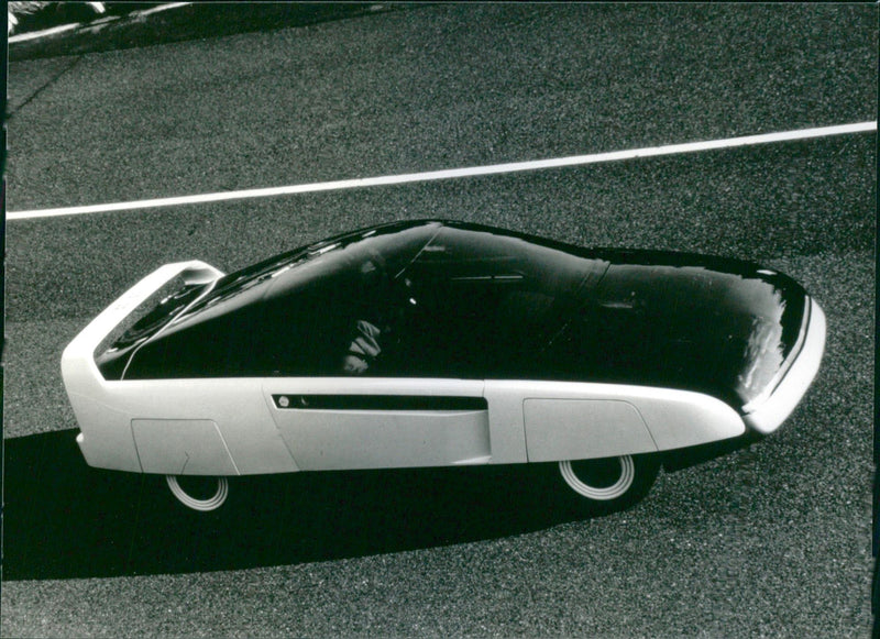 Mitsubishi MP-90 concept car - Vintage Photograph