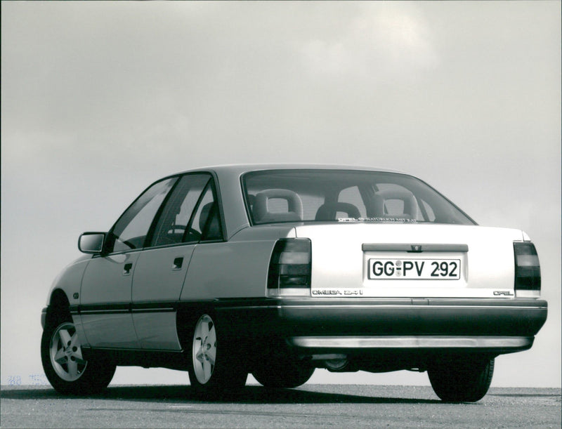 1989 Opel Omega - Vintage Photograph