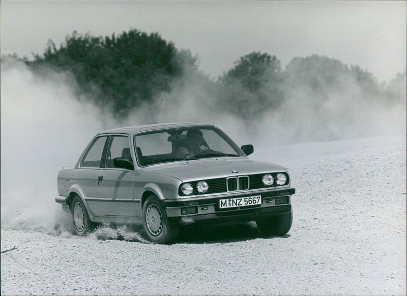 BMW 325 iX - Vintage Photograph