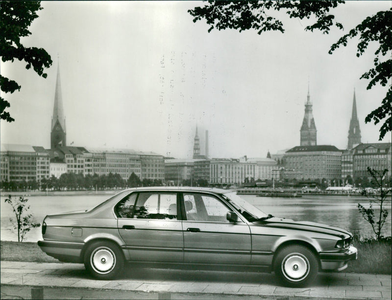 1987 BMW 750 iL - Vintage Photograph