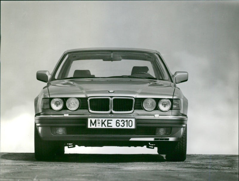 1987 BMW 750 iL - Vintage Photograph