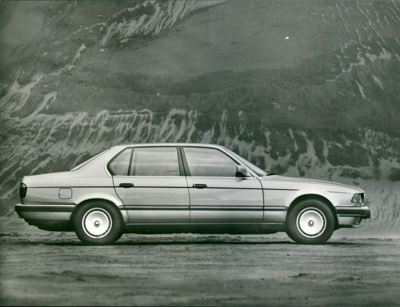 BMW 750 iL / BMW V 12 light-alloy engine - Vintage Photograph