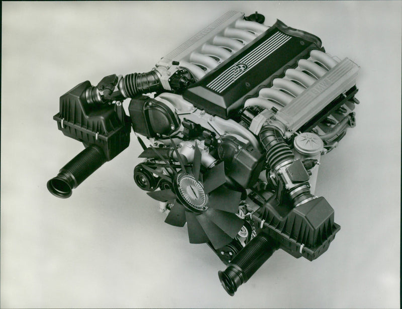 BMW 750 iL / BMW V 12 light-alloy engine - Vintage Photograph