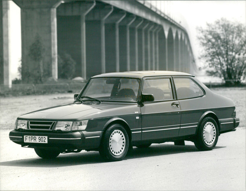 1989 Saab 900i - Vintage Photograph