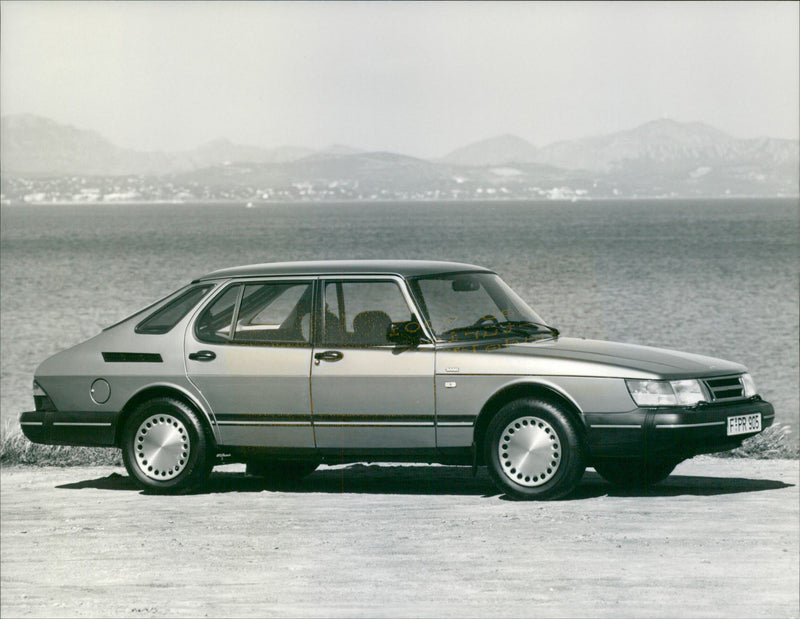 1989 Saab 900i - Vintage Photograph