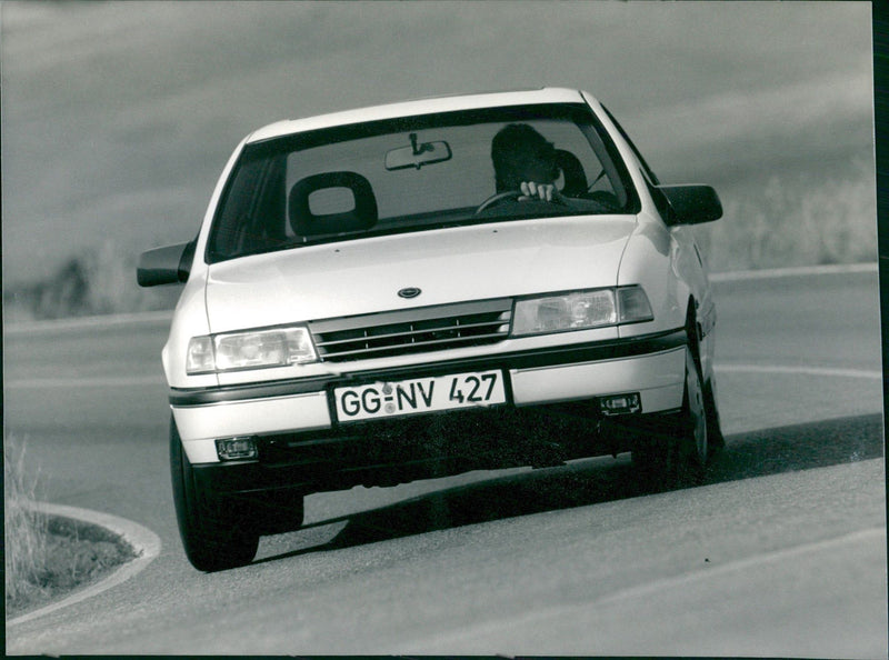Opel Vectra 2.0i CD - Vintage Photograph