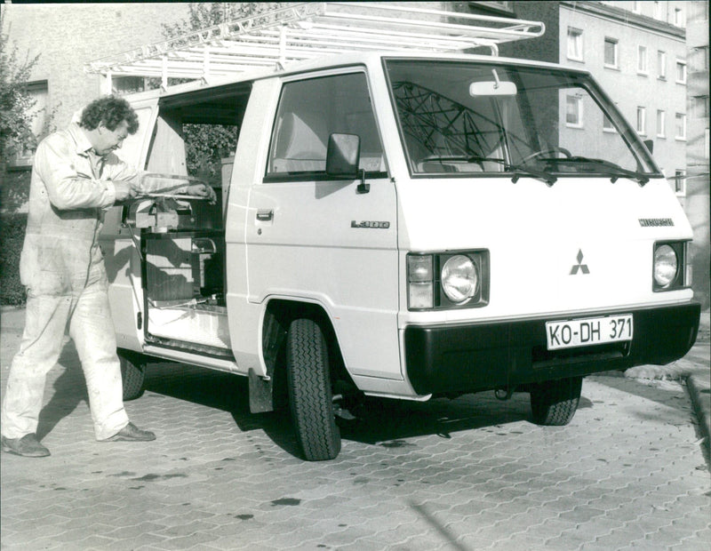 Mitsubishi L300 - Vintage Photograph