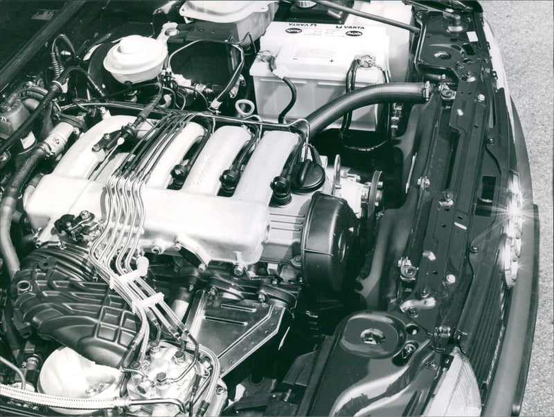 Audi 80 16 V and Audi 80 quattro 16 V Engine - Vintage Photograph