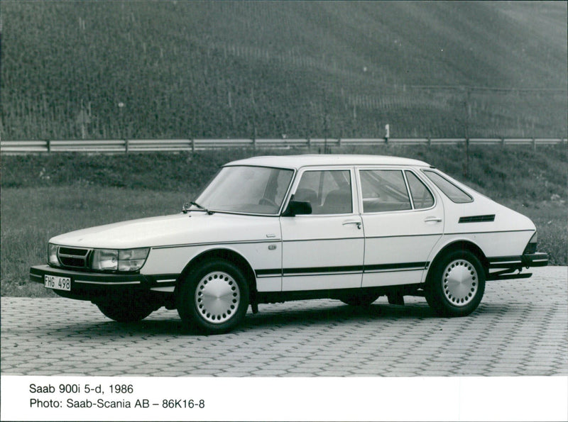 1986 Saab 900i 5-d - Vintage Photograph