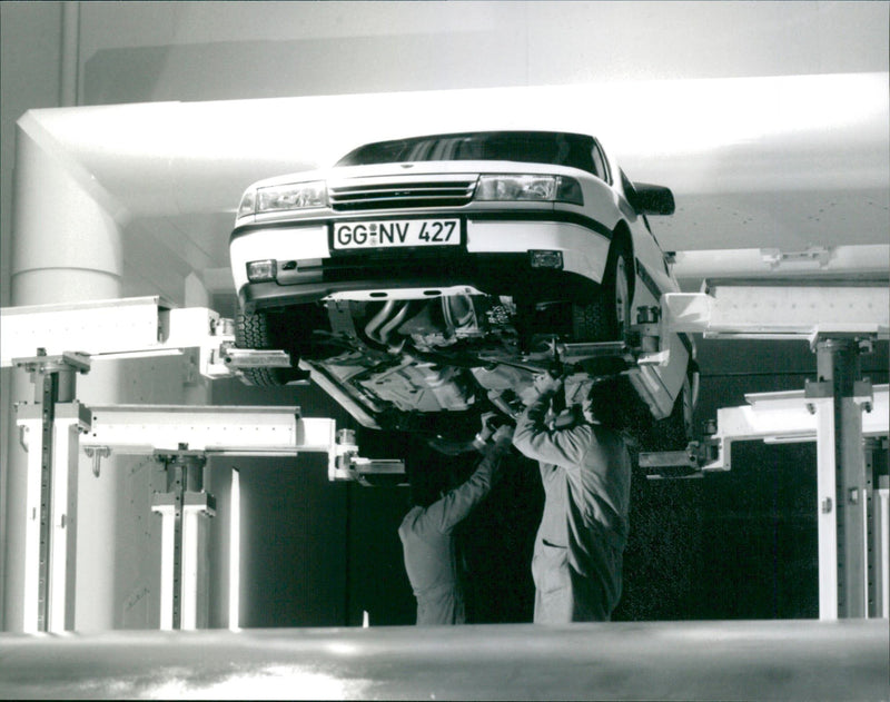 OPEL O aerodynamics at the base - Vintage Photograph