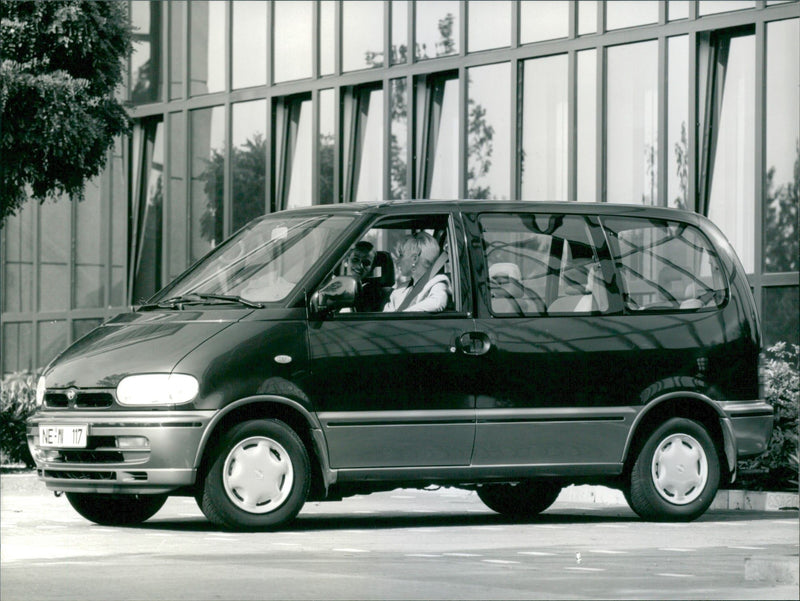Nissan Serena 2.0 SGX - Vintage Photograph