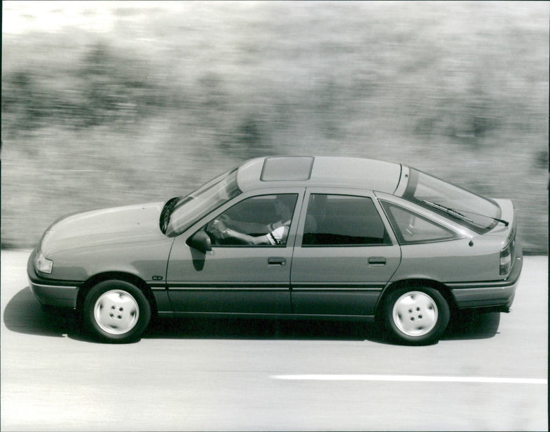 Opel Vectra CD 1991 - Vintage Photograph