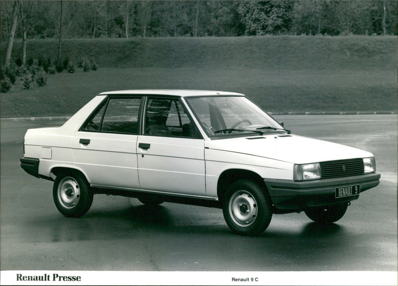 Renault 9 C - Vintage Photograph