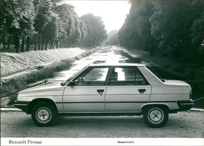 Renault 9 GTL - Vintage Photograph