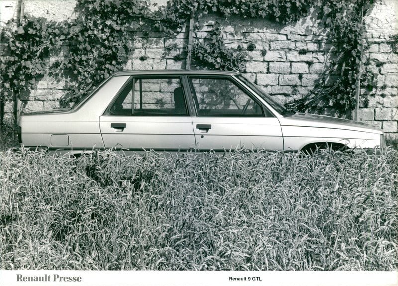 Renault 9 GTL - Vintage Photograph