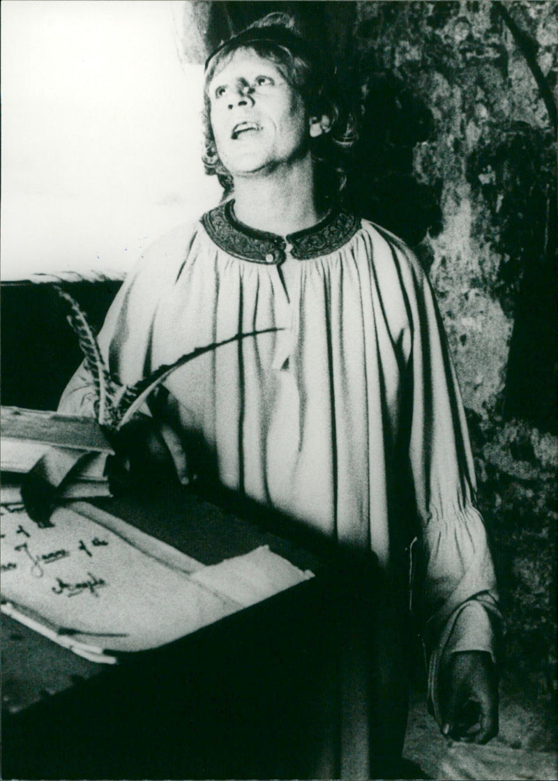 Terry Jones in "Monty Python und der Heilige Gral" - Vintage Photograph