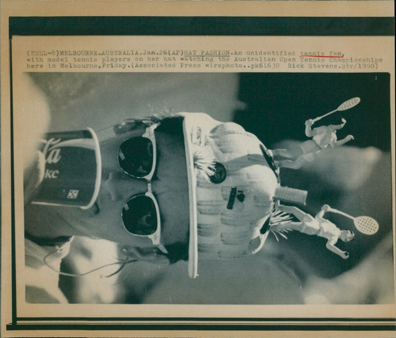 IDENTIFIED TENNIS FAN ITH MODEL PLAYERS HER HAS WATCHING PRESS - Vintage Photograph