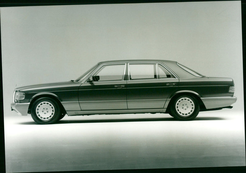 1987 Mercedes-Benz 560 SEL sedan - Vintage Photograph