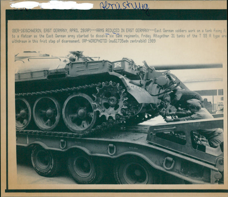 1989 EXPENDITURE GERMAN ARMY STARTED DISSOLVE SIX TANKS REGIMENTS FRIDAY - Vintage Photograph